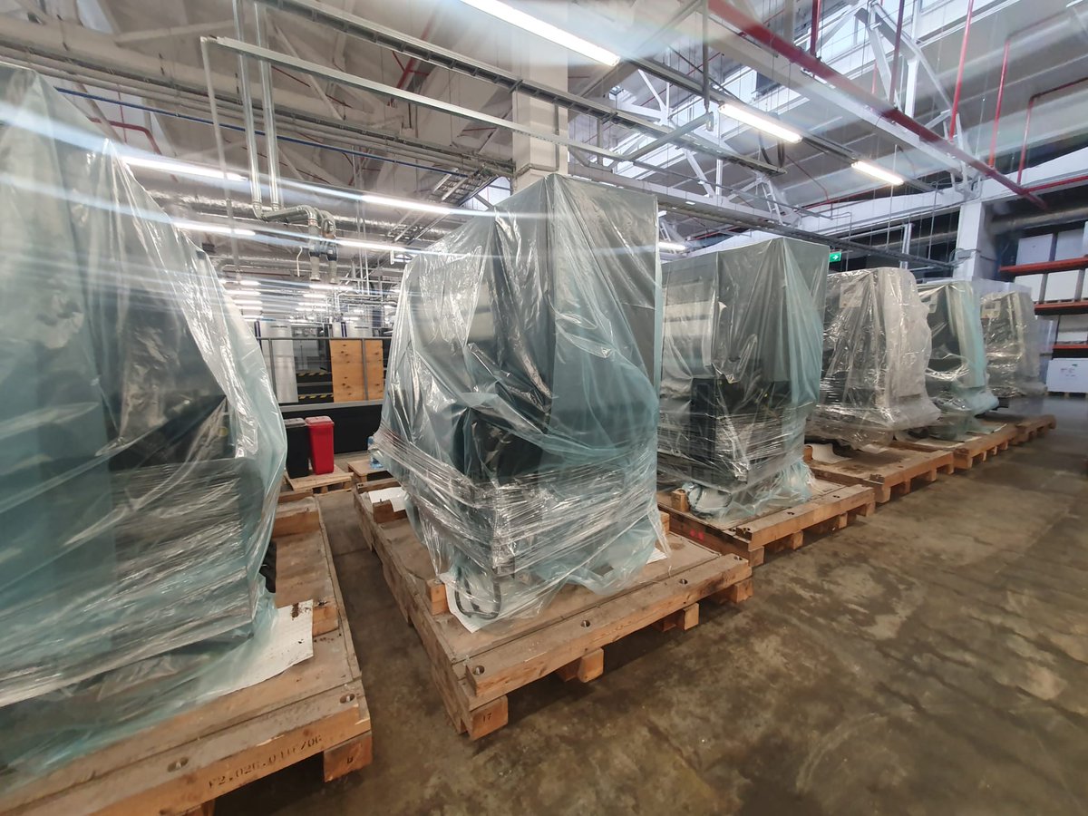 DPM_UK's tweet image. Happy Friday ! Dismantled, packed, wrapped and LOADED! This beautiful stock 2015 XL106-10P with LE-UV on it's way to our end user client in South Korea !! #dpm #usedheidelberg #usedequipmentspeciliasts