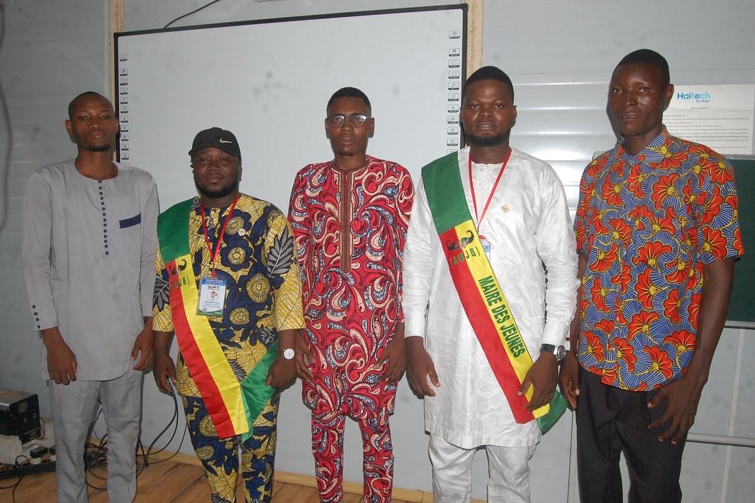 AugustinTALON's tweet photo. LA PHOTO DE l’INSTALLATION DES NOUVEAUX MEMBRES DU BUREAU DE LA MAIRIE DES JEUNES DE OUIDAH : un nouveau souffle pour la jeunesse de la ville ✊🏿✍🏿🙏🏿 #wasexo #agmb12 #amjb #ouidah #mairie https://t.co/6KIXV2amVI