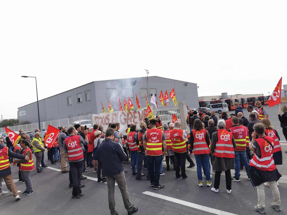 CheminotsCgt's tweet photo. #sete #BÉZIERS #CGT 
#discriminationSyndicale
#TRANSDEV
#CGTtransport
@CGT34herault @cgtcheminots
Rassemblement de soutien à notre camarade déléguée du personnel convoquée à un entretien préalable au licenciement
#resistance ✊✊✊ https://t.co/Q0bQwhFDYh