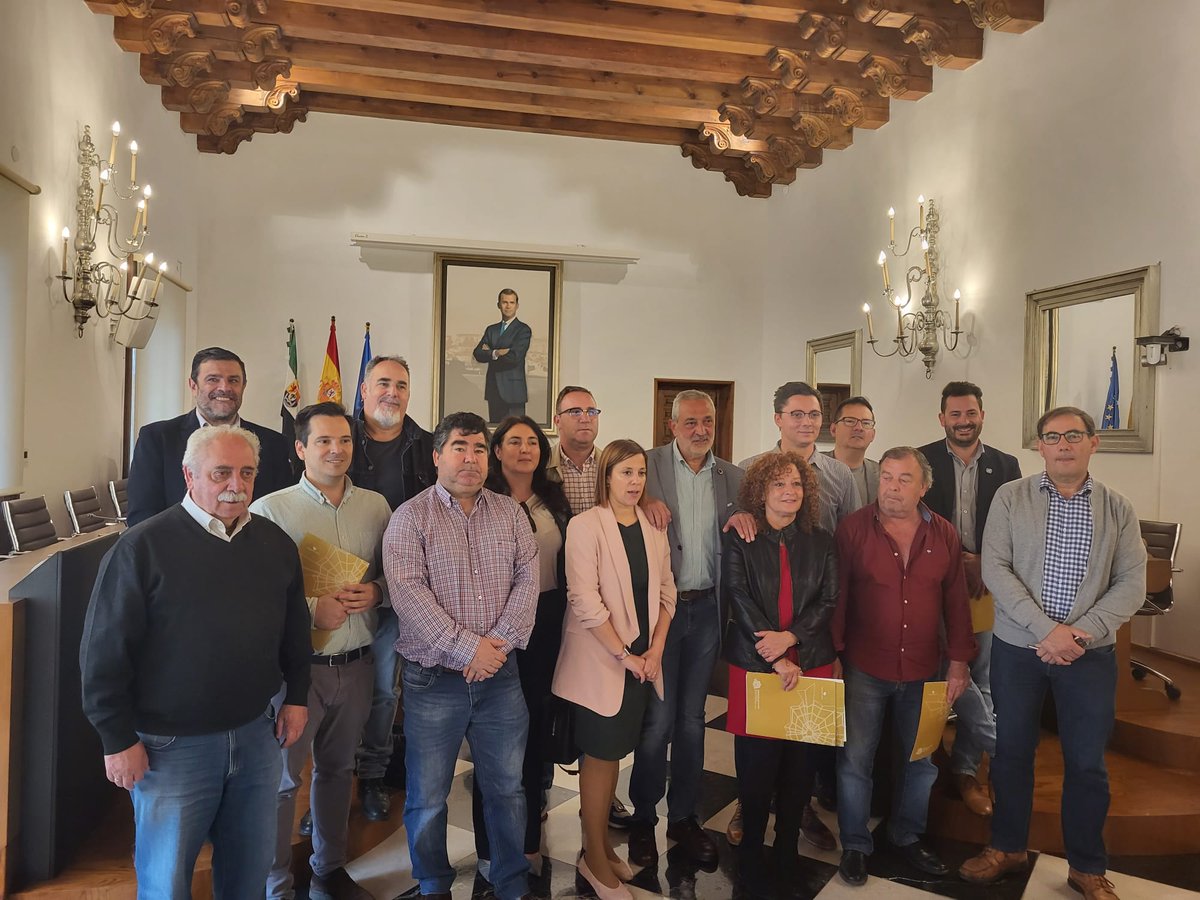 ADICOVER1's tweet photo. Fermín Encabo Acuña Presidente de ADICOVER firma el Convenio de colaboración entre la Excma Diputación Provincial de Cáceres y ADICOVER,para sufragar los gastos de funcionamiento y actividades a desarrollar en 2023

Seguimos trabajando por el desarrollo de la Comarca de La Vera https://t.co/fLN6qKrZ4R