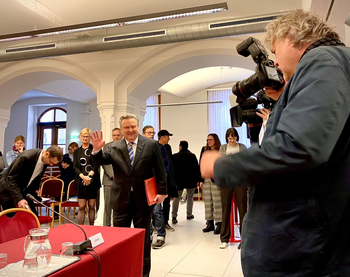 Heutige Befragung läuft nicht ganz nach Vorstellung der Opposition. Bürgermeister gibt transparent und kompetent Auskunft. Fakt ist: Alles wurde vom Magistrat geprüft und nie etwas verspekuliert. Wer befragt endlich jene, die diese Gerüchte gesetzt haben? #ukomm #wienenergie