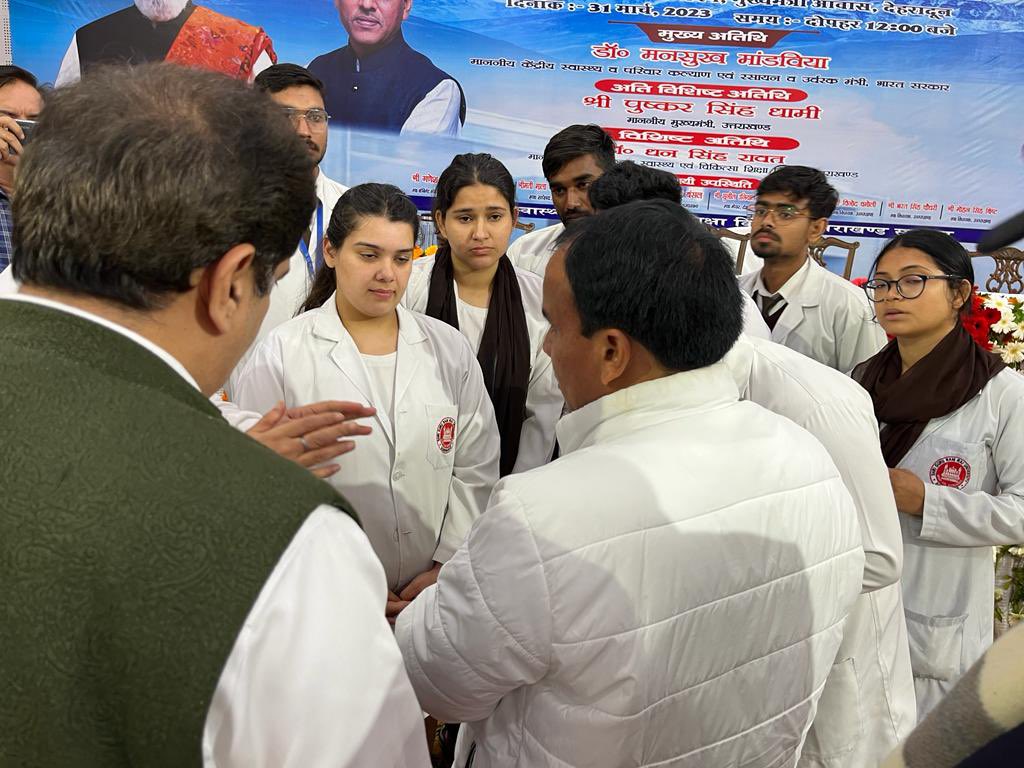 Arvind999222212's tweet photo. @AbhisarAnand25 @ThePradeepBatra @drdhansinghuk @MoHFW_INDIA @official_aimsa @DrDhruvchauhan @NMC_IND @ANI Mr pushkar Singh Dhami gave his valuable time to SGRRIM medical students and assured to support them to start their Internship. We all of 150 parents salute you sir.pls save your doctors https://t.co/p7110qbAop