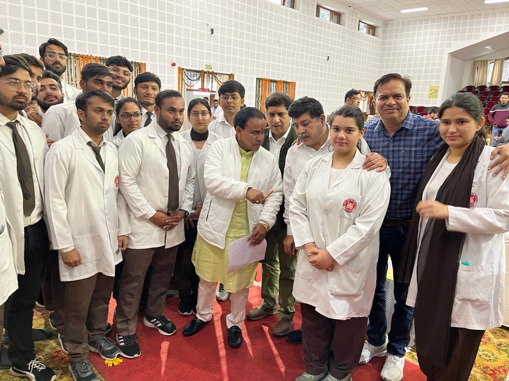 Arvind999222212's tweet photo. @AbhisarAnand25 @ThePradeepBatra @drdhansinghuk @MoHFW_INDIA @official_aimsa @DrDhruvchauhan @NMC_IND @ANI Mr pushkar Singh Dhami gave his valuable time to SGRRIM medical students and assured to support them to start their Internship. We all of 150 parents salute you sir.pls save your doctors https://t.co/p7110qbAop