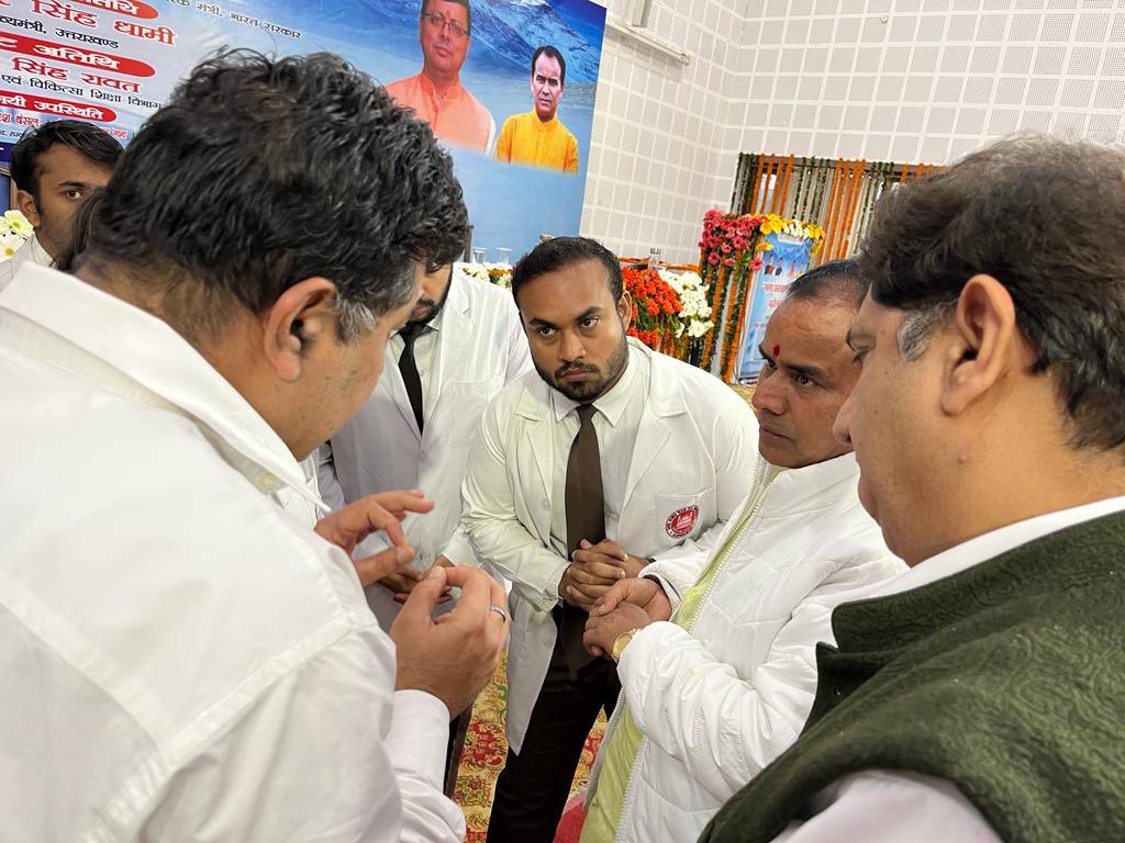 Arvind999222212's tweet photo. @AbhisarAnand25 @ThePradeepBatra @drdhansinghuk @MoHFW_INDIA @official_aimsa @DrDhruvchauhan @NMC_IND @ANI Mr pushkar Singh Dhami gave his valuable time to SGRRIM medical students and assured to support them to start their Internship. We all of 150 parents salute you sir.pls save your doctors https://t.co/p7110qbAop