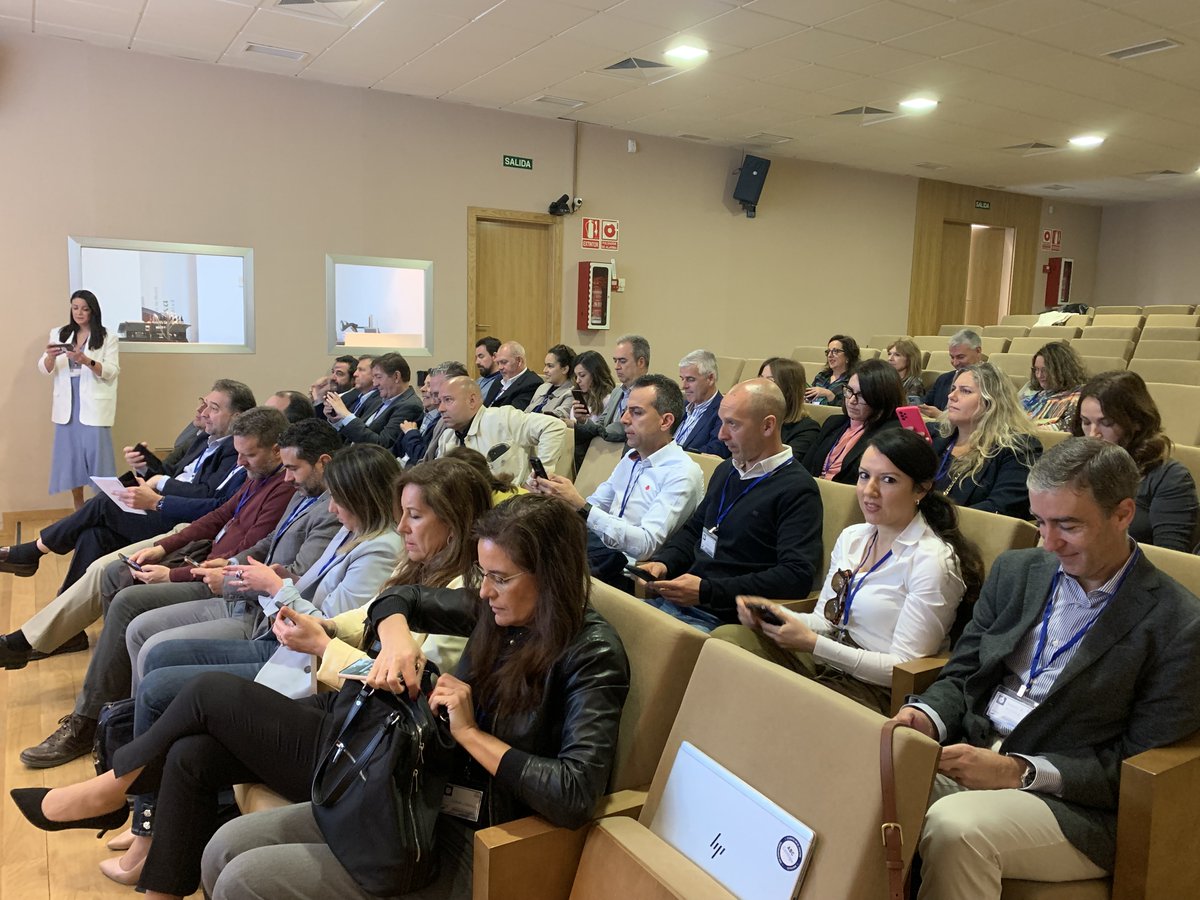 Emasagra's tweet photo. La directora de Clientes de @Agbar, María Monzó ha participado, junto a parte de su equipo, en la jornada de trabajo impulsada por el área de Clientes para afianzar el programa #EmasagraContigo, que acerca todas las gestiones al cliente y pone a las personas en el centro. https://t.co/fi3HSntYbs