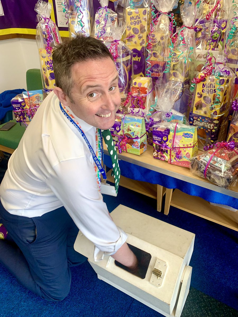 OLOLRottingdean's tweet photo. The Easter raffle is being drawn!!!  Good luck everyone 🐣🌺🍫 https://t.co/BFYYIqgV2L