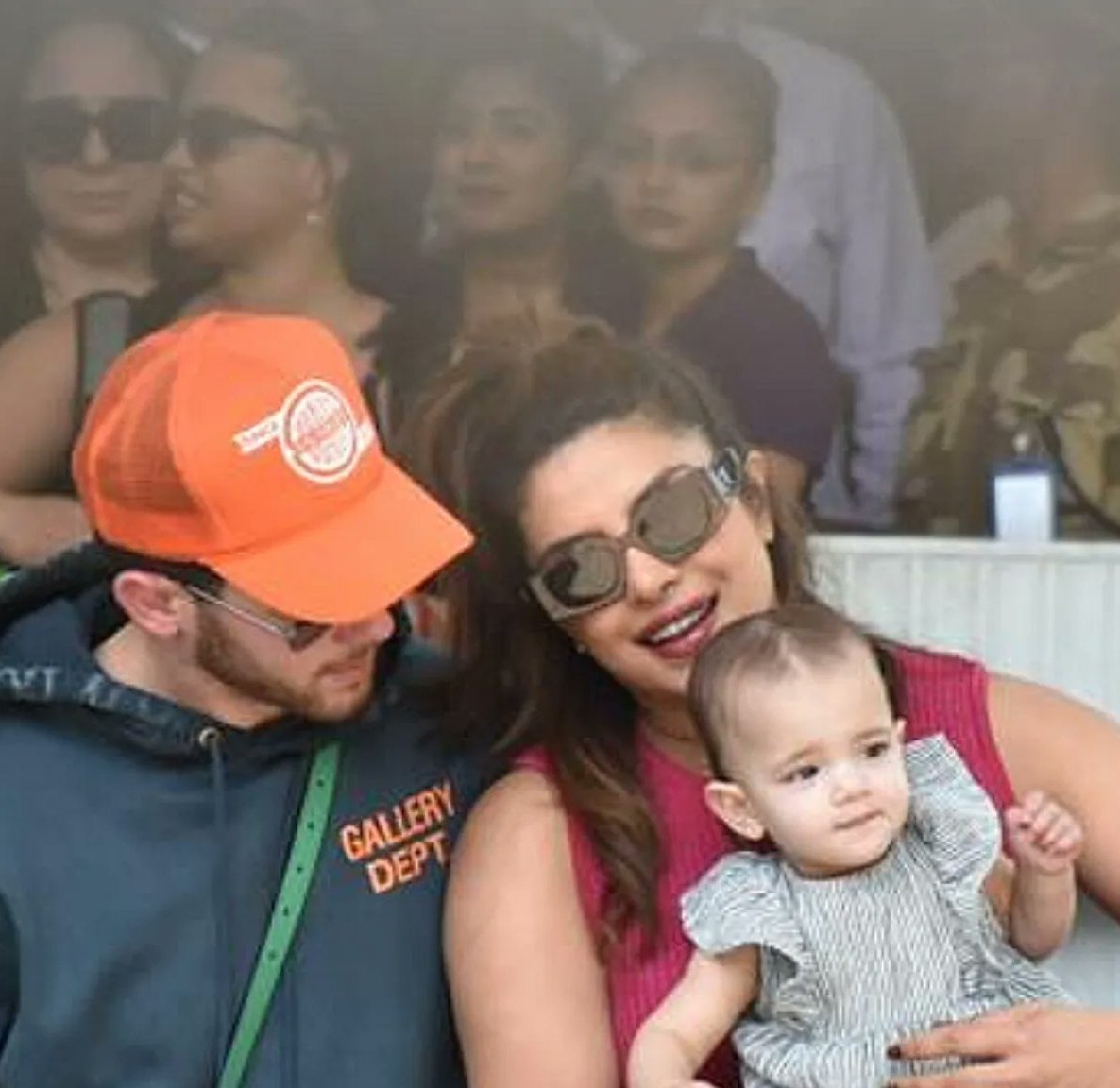 SomvanshiShubh's tweet photo. #Bollywoodactress :Desi Girl Priyanka, Nick and Daughter Maltie arrive in Mumbai for Citadel Event .
#priyankachprajonas #priyankachopra #NickJonas #MaltiMarieChopraJonas
#CitadelEvent . https://t.co/pBAeTdwTky