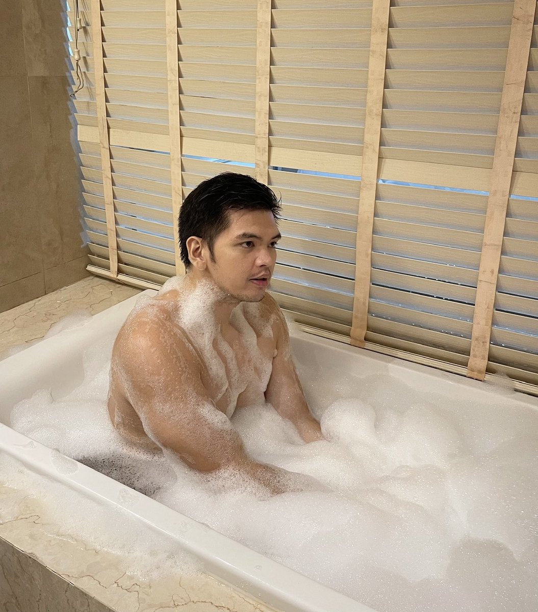 _kingdeyb's tweet photo. Search “WATER” in your camera roll &amp; quote your favorite!

Required ba na nasa beach? Haha. Pwede sa bathtub. https://t.co/HHxUB2QnQq