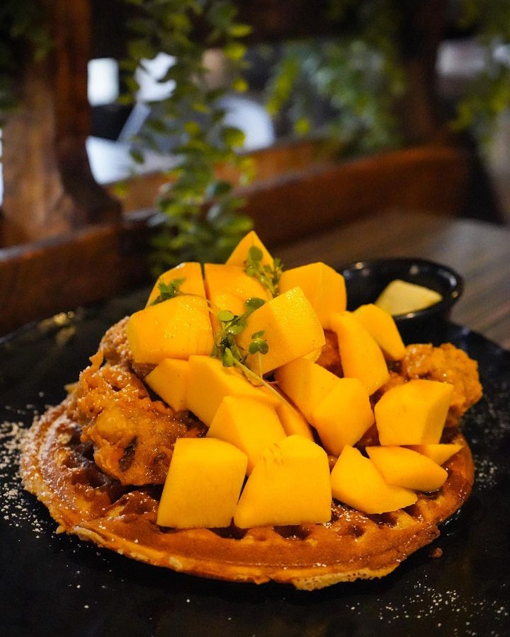 ThaiaTsac's tweet image. Brunch that make you go from 🙁 to 🤩 in a single bite. Mango Top’d chicken and waffle with sweet Thai spiced syrup. 
#thaiatsac #eastsac #sacramentoeats #sacfarmtofork #sacfoodie