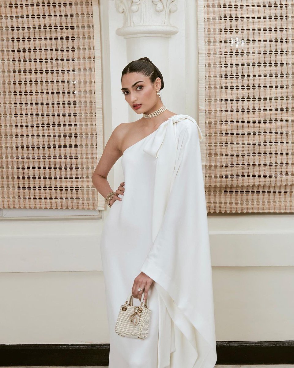 VOGUEIndia's tweet photo. #DiorShowMumbai | Best beauty looks from @Dior's fall/winter 2023 show in Mumbai–See more here: https://t.co/SJACZTk3Mx https://t.co/GNf9p17lUd