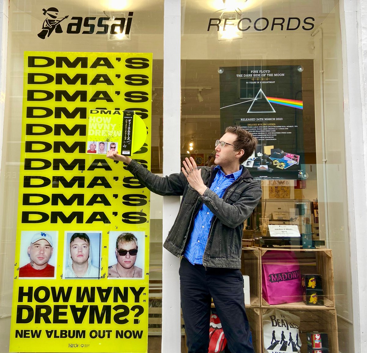 Assai_UK's tweet image. *NEW DMAS OUT NOW!* 

Happy release day to Aussie indie giants @dmasmusic 

New album #HowManyDreams is out today, and we have a signed Obi Edition! 

Last few copies in store, but worth checking here as well - 
tinyurl.com/DMASOBIASSAI

It's pure great! 

#DMAS 😍😍😍