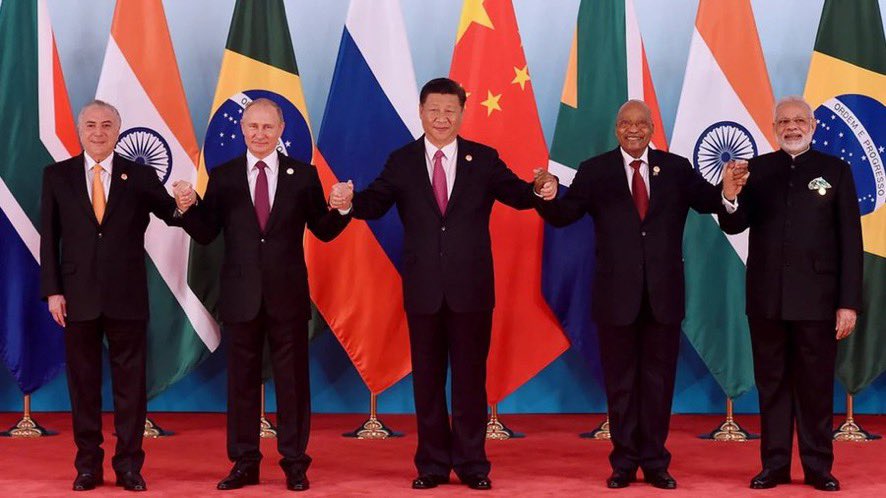 healthy_pockets's tweet photo. 🚨OFICIAL🚨

Brasil, Rusia, India, China y Sudáfrica (BRICS) VAN A CREAR una NUEVA MONEDA para desafiar al #dollar estadounidense 👀‼️

Tal y como ha informado el Vicepresidente ruso de la Duma estatal 🧐

El DOLAR en peligro? 💸 https://t.co/ai7MSZc9vo