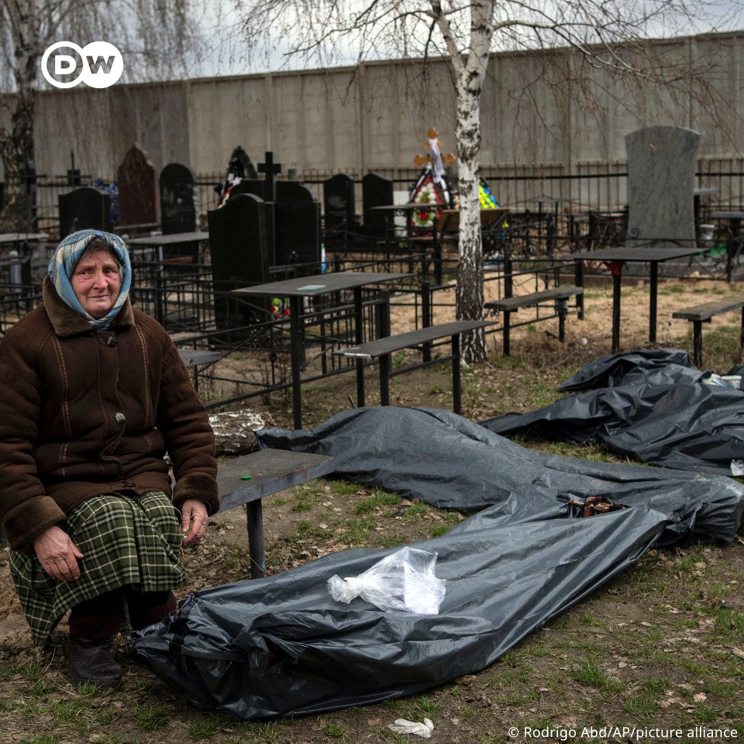 Год назад войска РФ отступили из города Буча в Киевской области, он был оккупирован около месяца. То, что журналисты увидели на улицах города, стало одним из самых известных примеров жестокости России в развязанной ею войне. Какой была Буча сразу после ухода войск РФ - на фото