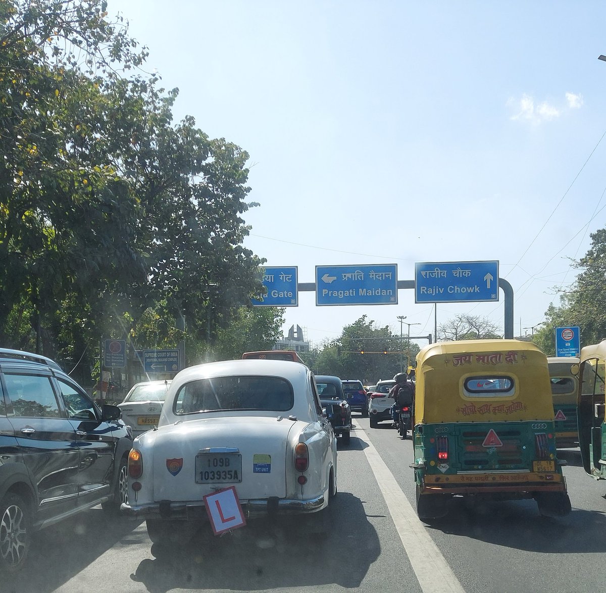 sumantbanerji's tweet image. They say there is no better car to learn how to drive than an #Amby 
#ambassador