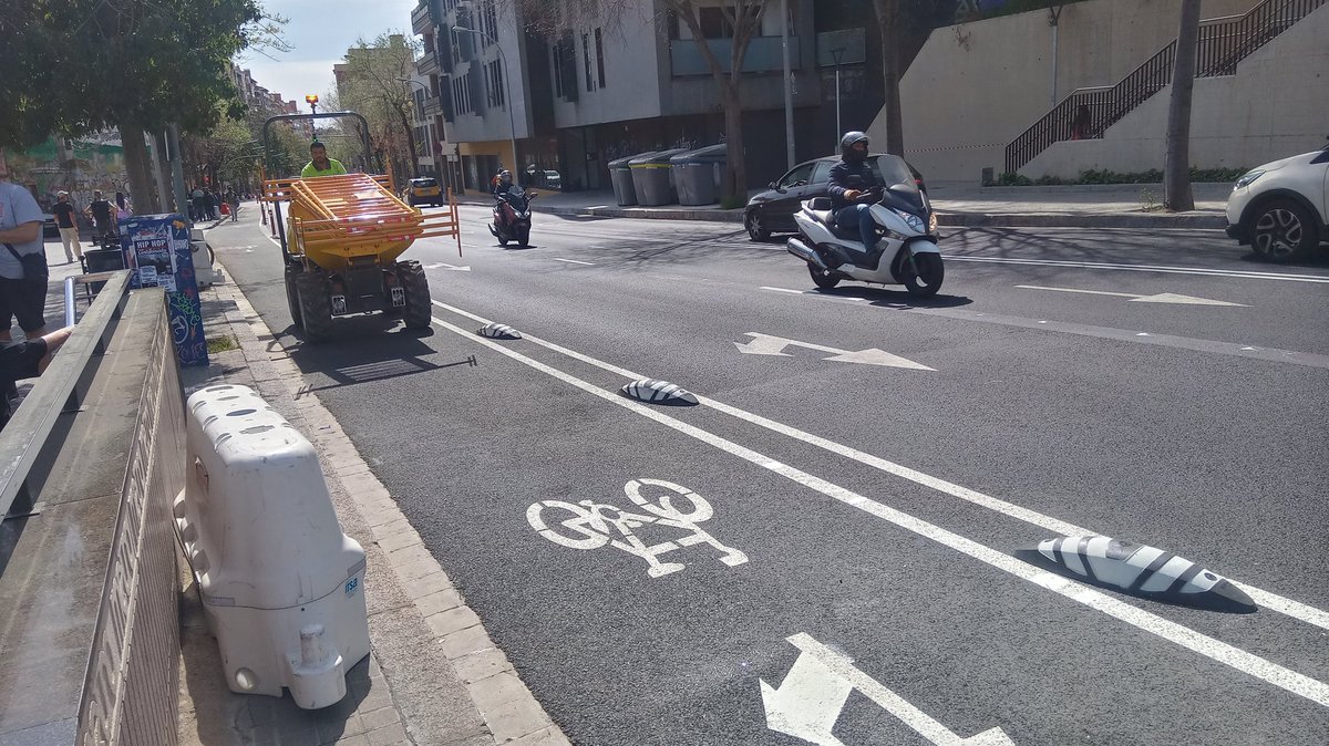EnbicixBCN's tweet photo. #Aramateix s'estan retirant les tanques d'obra per permetre la circulació de #bicibcn al nou tram de #carrilbici de l'av Vallcarca.
👉 Unidireccional sentit muntanya.
👉 El sentit mar va en calçada compartida per #carrer30 
#femcréixerlaxarxaciclista
https://t.co/x9ePvZaaw1 https://t.co/MzL4YpeuHA