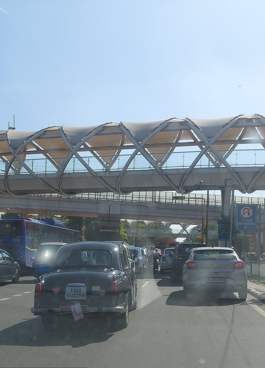 sumantbanerji's tweet image. They say there is no better car to learn how to drive than an #Amby 
#ambassador