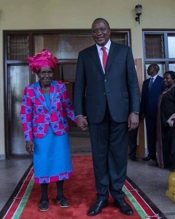 Prom_Ivoire's tweet photo. Kenya 
 
L’ex président Uhuru Kenyatta et la sage-femme qui a fait accoucher sa mère il y a 62 ans.👏🏾 https://t.co/DcTMWUYiKG