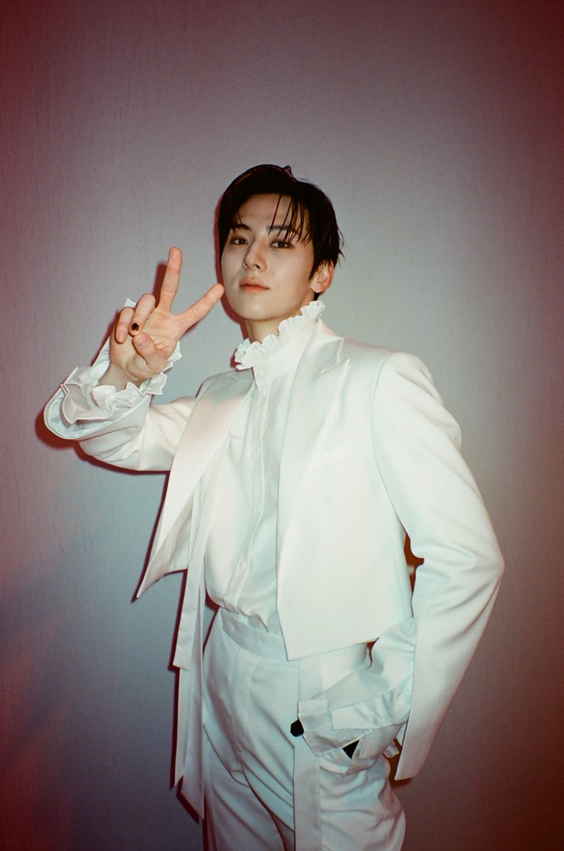 M2MPD's tweet photo. 필름카메라로 기록한 3월의 추억📸 4월에도 쭈욱 엠투와 함께해요❣ #3월의엠투 #M2film #BE_ORIGINAL #황민현 #HWANGMINHYUN @MINHYUN_PLEDIS https://t.co/yHRIL70iZz