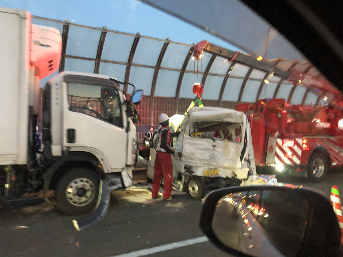 trainelevatorH's tweet photo. 今日4時半頃、名神高速道路高槻付近で軽自動車とトラックとの衝突事故発生。

#事故
#高速道路
#名神高速道路
#衝突事故
#危険運転 https://t.co/nFgULV2W7N