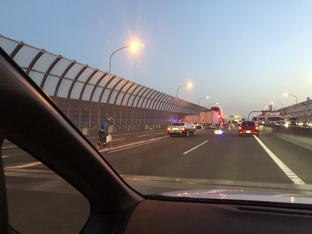 trainelevatorH's tweet photo. 今日4時半頃、名神高速道路高槻付近で軽自動車とトラックとの衝突事故発生。

#事故
#高速道路
#名神高速道路
#衝突事故
#危険運転 https://t.co/nFgULV2W7N