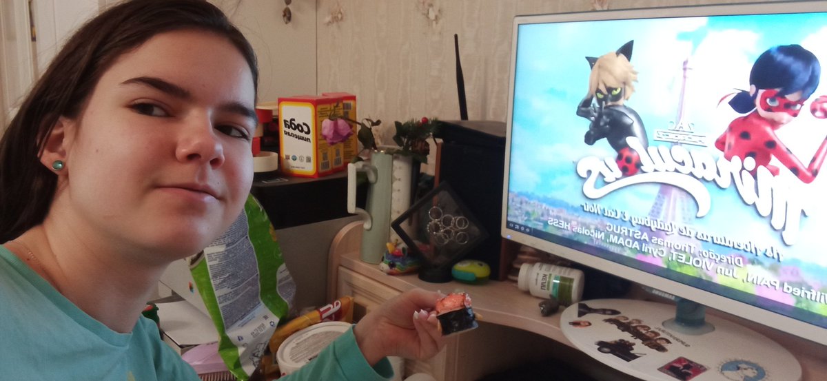 Jackspencil's tweet image. Смотрю леди баг и кушою суши #трудовыебудни