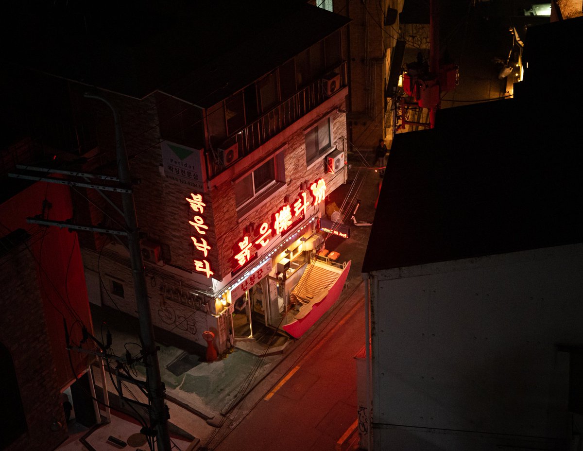 Séoul just hit different.

#streetphotography #aspiesofinstagram #lightsofkorea #nikonfr #seoulbynight