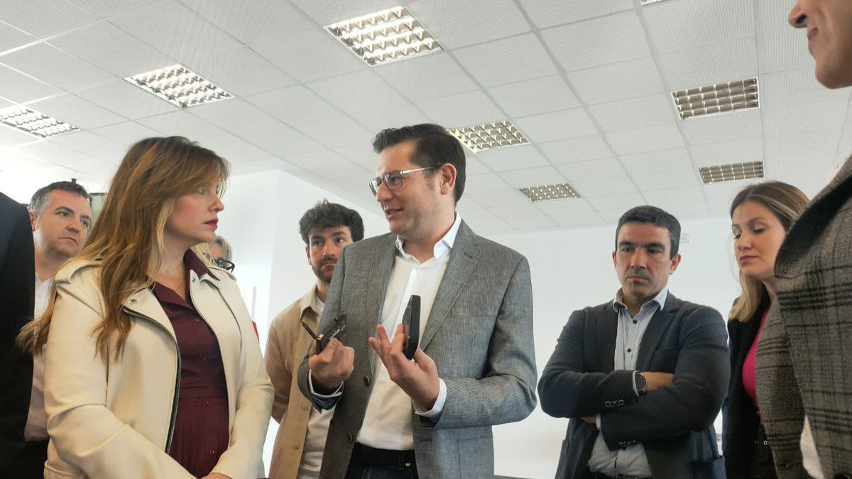 tuitAST's tweet photo. ¡Y hoy damos la bienvenida al despliegue de la red 5G de Motorland! 

Una de las primeras redes 📶Stand Alone en España, que permitirá 📳comunicaciones de alta capacidad y fiabilidad, con latencias mínimas para la comunicación de datos de forma rápida y segura.

#5G #SomosAST https://t.co/uikB4cGTCg