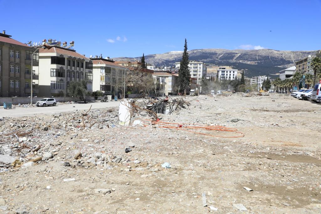 suleymansoylu's tweet photo. Kahramanmaraş'ta, Ağrı Valimiz @DrOsmanVarol ile ilçelerdeki koordinatör vali ve kaymakamlarımızın koordinesinde yıkım ve enkazlar kaldırılmaya devam ediyor.

Günde 𝟱.𝟲𝟬𝟬 kamyon seferi,
Toplamda 𝟮𝟮𝟬.𝟬𝟬𝟬 kamyon seferi ile 
𝟮.𝟭𝟲𝟳.𝟰𝟮𝟳 𝗺³ hafriyat kaldırıldı

+ https://t.co/g34hnQ5ixI