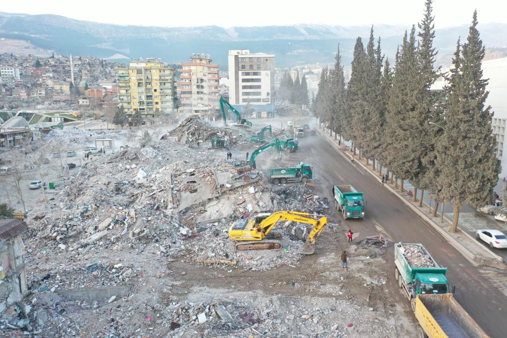 suleymansoylu's tweet photo. Kahramanmaraş'ta, Ağrı Valimiz @DrOsmanVarol ile ilçelerdeki koordinatör vali ve kaymakamlarımızın koordinesinde yıkım ve enkazlar kaldırılmaya devam ediyor.

Günde 𝟱.𝟲𝟬𝟬 kamyon seferi,
Toplamda 𝟮𝟮𝟬.𝟬𝟬𝟬 kamyon seferi ile 
𝟮.𝟭𝟲𝟳.𝟰𝟮𝟳 𝗺³ hafriyat kaldırıldı

+ https://t.co/g34hnQ5ixI