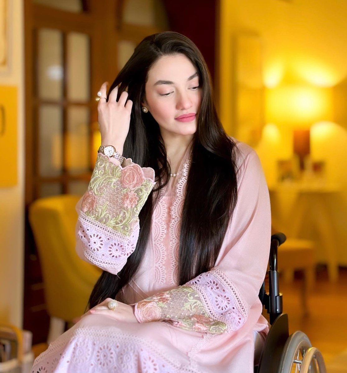 muniba_mazari tweet picture