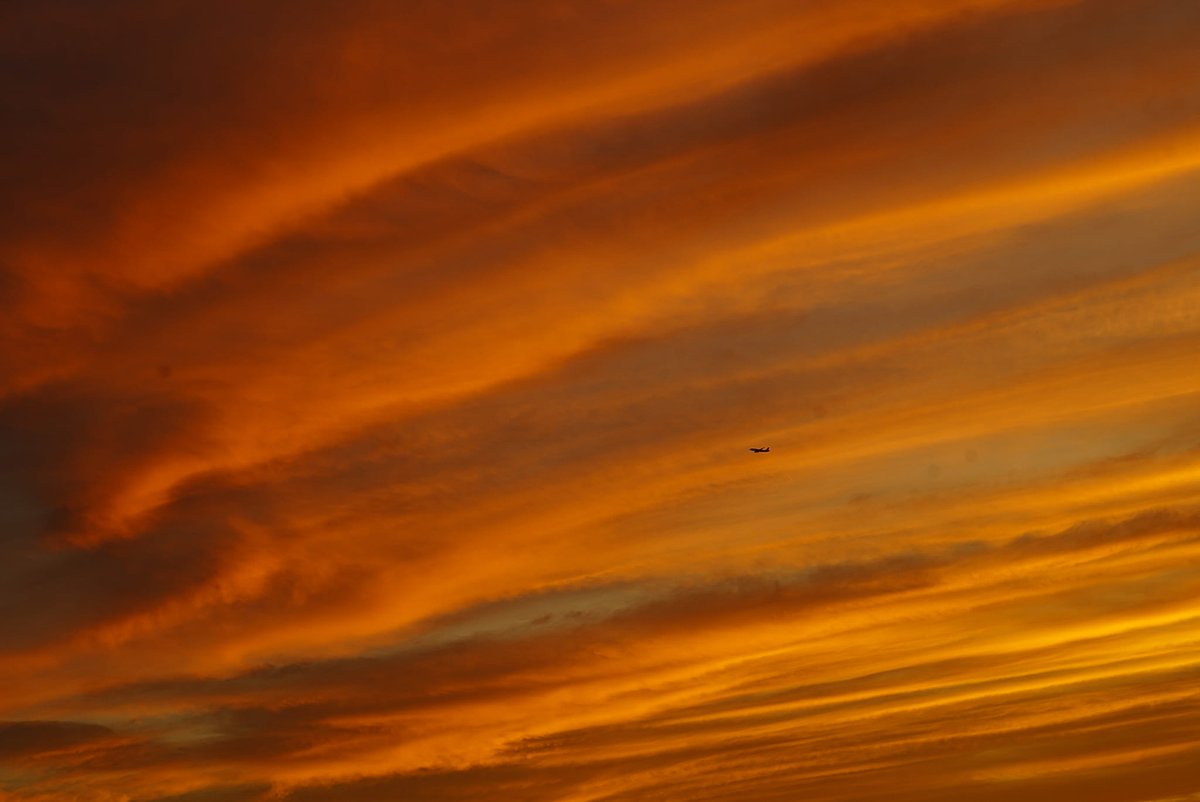 PhilippineStar's tweet photo. WHAT A THERAPEUTIC WAY TO END THE WEEK! 🌇

A netizen from Taytay, Rizal captured photos of the sunset as it paints the sky with a mesmerizing blend of gold and orange on Thursday afternoon. https://t.co/88qoMlty4M