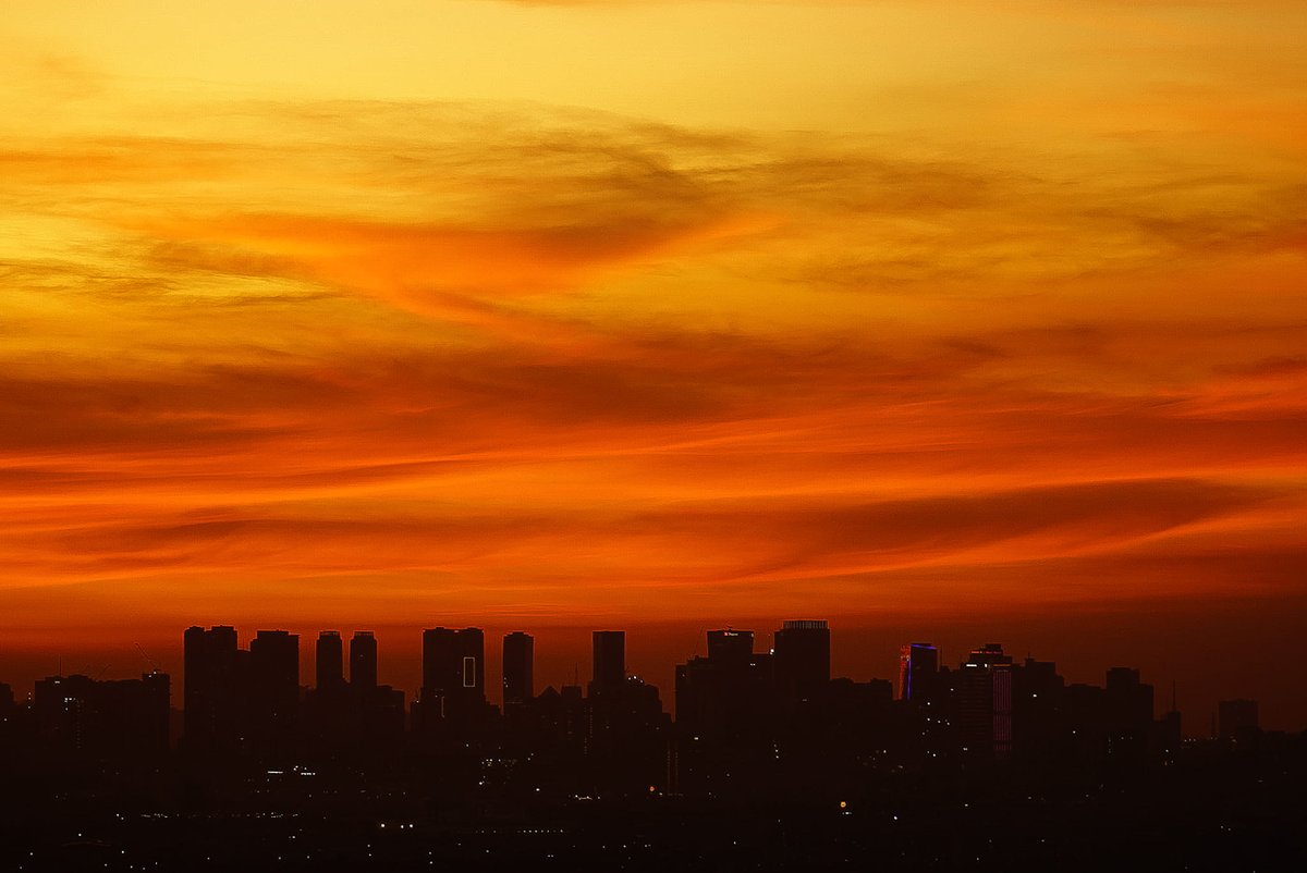 PhilippineStar's tweet photo. WHAT A THERAPEUTIC WAY TO END THE WEEK! 🌇

A netizen from Taytay, Rizal captured photos of the sunset as it paints the sky with a mesmerizing blend of gold and orange on Thursday afternoon. https://t.co/88qoMlty4M