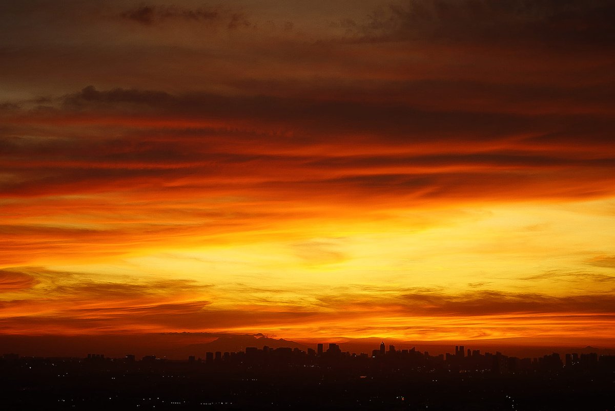 PhilippineStar's tweet photo. WHAT A THERAPEUTIC WAY TO END THE WEEK! 🌇

A netizen from Taytay, Rizal captured photos of the sunset as it paints the sky with a mesmerizing blend of gold and orange on Thursday afternoon. https://t.co/88qoMlty4M