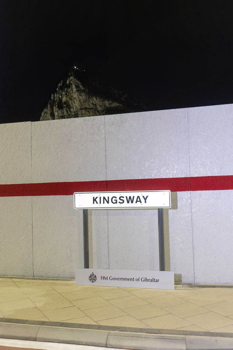 The Chief Minister unvieling the Kingsway Plaque.