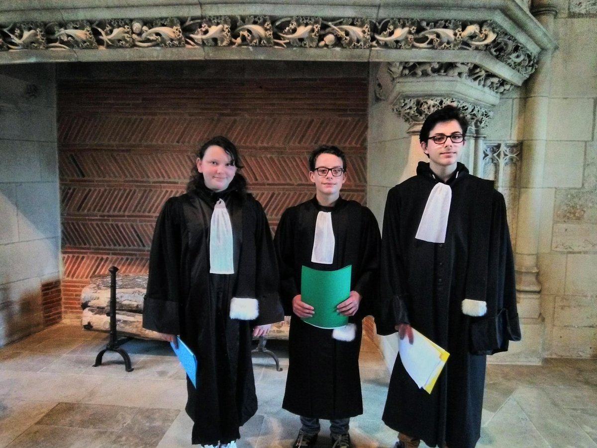 cdisand's tweet photo. Hier nos élèves de 4ème 3 et 4ème 4 ont participé au concours de plaidoiries "3 minutes pour convaincre" devant un jury et Maître Bangoura au Palais Jacques Cœur ⚖️#profdoc #cdad #acorleanstours #droit #éloquence #collège #avocat #codeac #EMC #avoixhaute https://t.co/ANbfiC7Twh