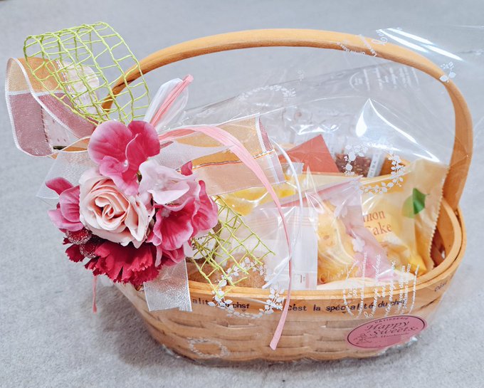 中学の恩師から3巻発売のお祝いの品を頂いた。いつも本お祝いしてくださるの本当に嬉しいっ引きこもって原稿してたらお向かいさんが良かったら今晩食べてとおかずお裾分けしてくださったご心配おかけして申し訳ないですが嬉しやありがたや…。優しさに生かされております。感謝の日々 
