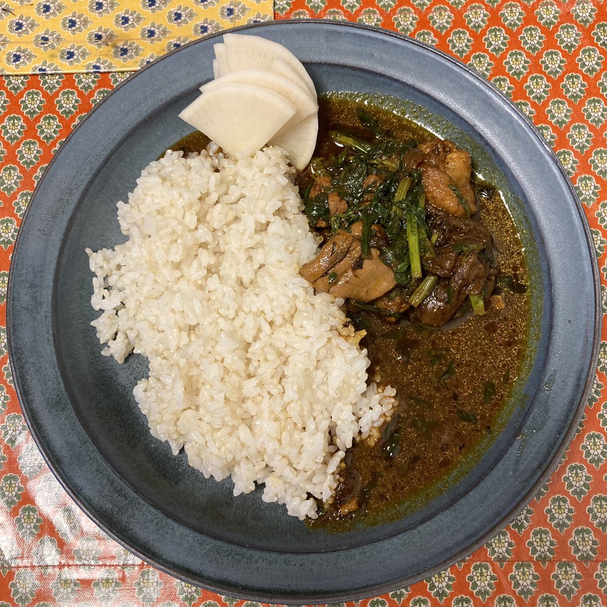 curry_start's tweet photo. 先日の東京カリ〜番長リーダーのYouTubeに影響されてチキンと春菊のカレー。
春菊の苦味がアクセントになって良い感じ。

#カレー #スパイス #自作カレー #チキンカレー #春菊 #東京カリー番長 #リーダー #伊東盛 #カレーの学校 #カレーの器 https://t.co/I82nb0dm2N