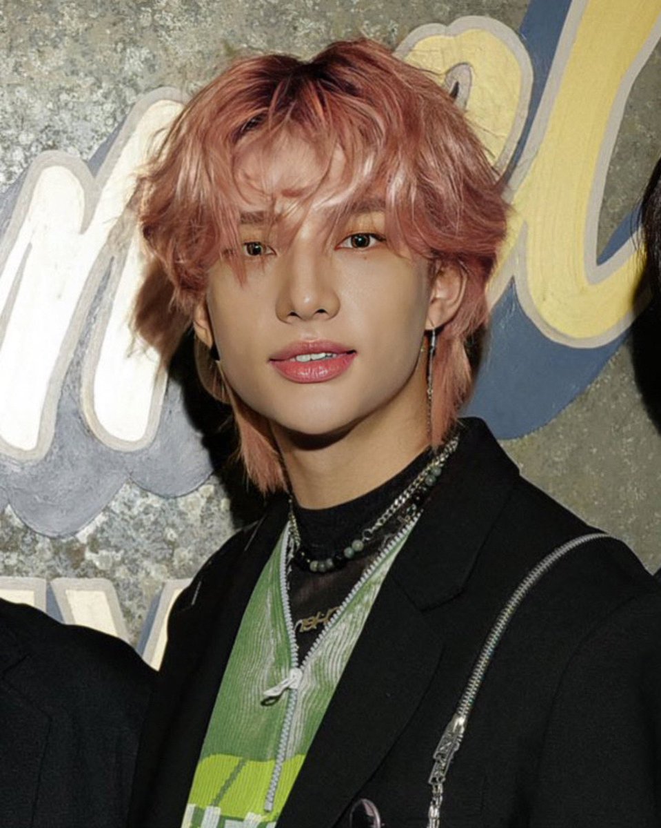 hyunesdior's tweet photo. See you can make his hair wavy and pink without having to whitewash the shit out of him😭 https://t.co/QMN00ptz9M