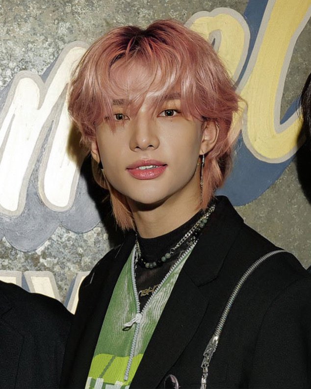 hyunesdior's tweet photo. See you can make his hair wavy and pink without having to whitewash the shit out of him😭 https://t.co/QMN00ptz9M