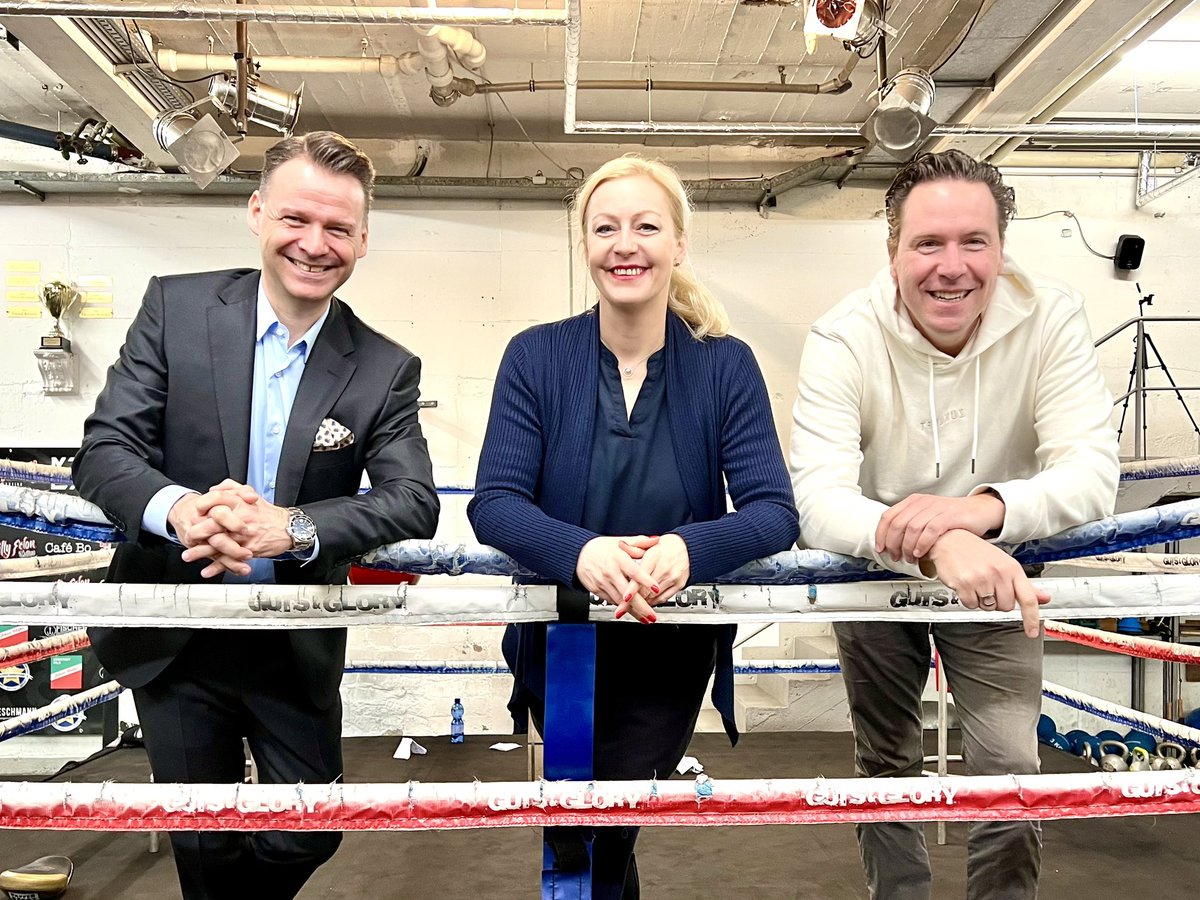 DigitalDuell's tweet photo. Das nächste #DigitalDuell ist im Kasten und wir hatten wieder aktuelle #Presseschlagzeilen zum Thema #Digitalisierung dabei. Ein spannender Schlagabtausch - moderiert von Carmen Hentschel in unserem #Boxring… Wie immer am Sonntag, überall wo es #Podcasts gibt und bei #YouTube https://t.co/zMhEujzbDh