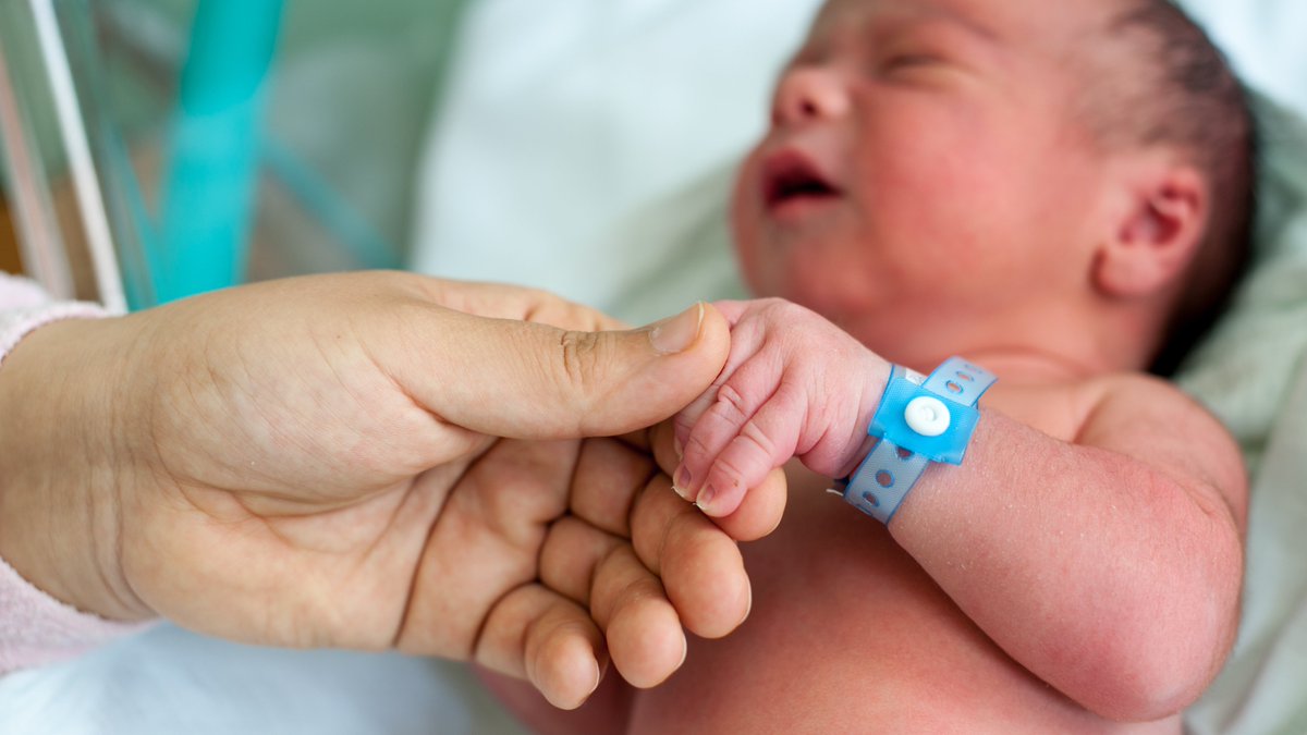 No 2023. gada 1. aprīļa Latvijā tiek paplašināts jaundzimušo skrīnings. Līdz šim skrīningu asins analīzēs jaundzimušajiem veica sešām slimībām, tagad tas tiks veikts vēl divām slimībām. ej.uz/ur6j