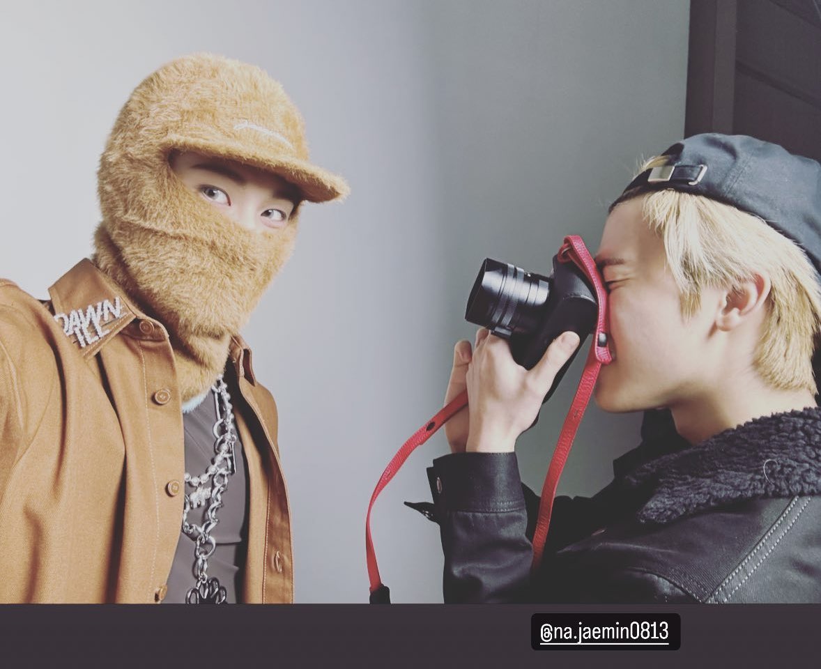 อมกกกกก คราวนี้คนพี่ลงน้องบ้างละ แล้วเป็นตอนแจมินกำลังแชะภาพคุณมาร์คลีอยู่เลย ㅠㅠ