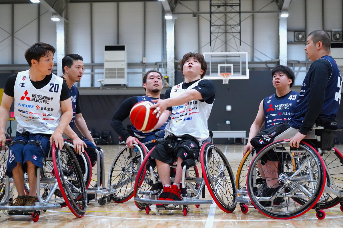 JWBF_OFFICIAL's tweet photo. ♿🏀
／すしこのマイク🍣
#車いすバスケ 男子次世代合宿
取材レポート
＼
先週、#日本財団パラアリーナ （@parasapo）で行われた男子次世代合宿を、すしこさん（@3110_chacco）が取材してくださり、新しい選手たちや藤井新悟コーチたちの声を集めてくれました。
https://t.co/kQZAXjvmYa https://t.co/j6duN5BfSs