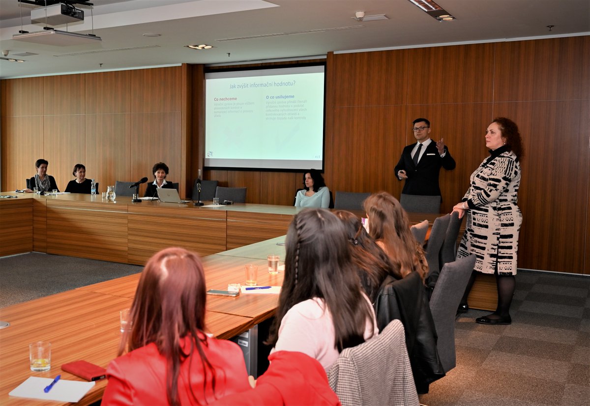 NKU_CZ's tweet image. Interní audit v teorii i praxi: workshop pro studenty Univerzity Pardubice proběhl na NKÚ právě dnes.
Praktické části workshopu předcházely prezentace našich kolegů, kteří se aktivně zabývají kontrolou - a to nejen tou interní.
Vystoupil také ředitel @IIACzech Daniel Häusler.