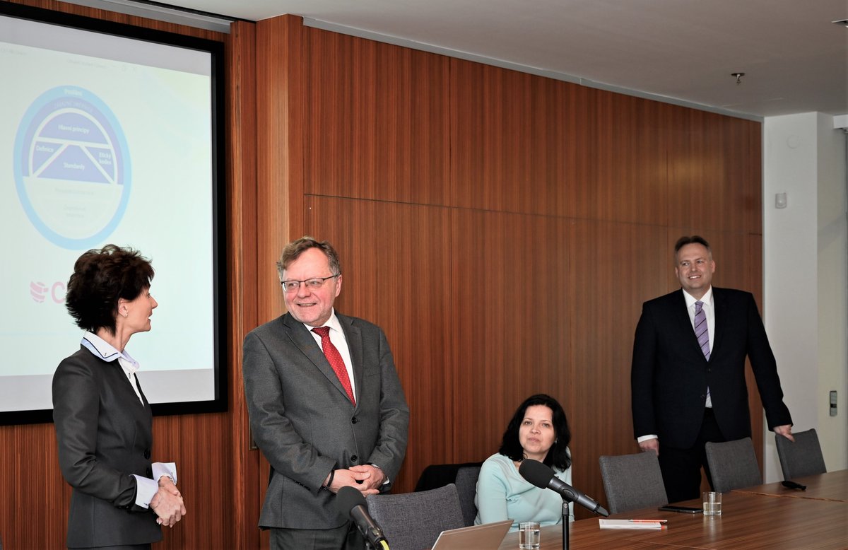 NKU_CZ's tweet image. Interní audit v teorii i praxi: workshop pro studenty Univerzity Pardubice proběhl na NKÚ právě dnes.
Praktické části workshopu předcházely prezentace našich kolegů, kteří se aktivně zabývají kontrolou - a to nejen tou interní.
Vystoupil také ředitel @IIACzech Daniel Häusler.