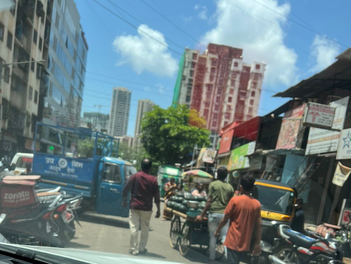Chaittali_Shr's tweet photo. @mybmc @mybmcwardKW @IQBALSINGHCHAN4 I request you to please take action asap. This lane in Anand Nagar Oshiwara is always blocked with parkings and hawkers. There's no space to walk, for cars to move, and absolutely no space for emergency vehicles. https://t.co/bUZCryX4Kq