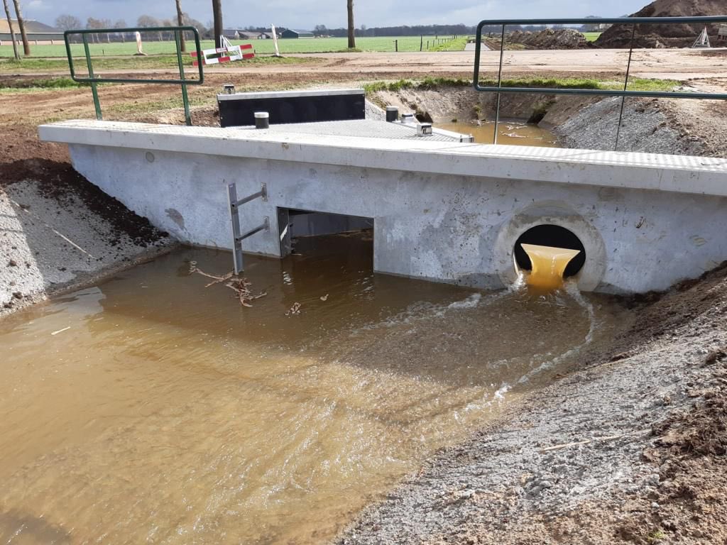 GJ_Pool's tweet photo. Project Soestwetering en Breebroeksleiding in uitvoering. Omgeving #Okkenbroek #Lettele Aanleg van een WB21 knijpstuw die vispasseerbaar is. #krw @WDODelta @Bouwhuisgww @DeventerGem @sweconederland @gmrijssenholten https://t.co/TYEAVbSBwS