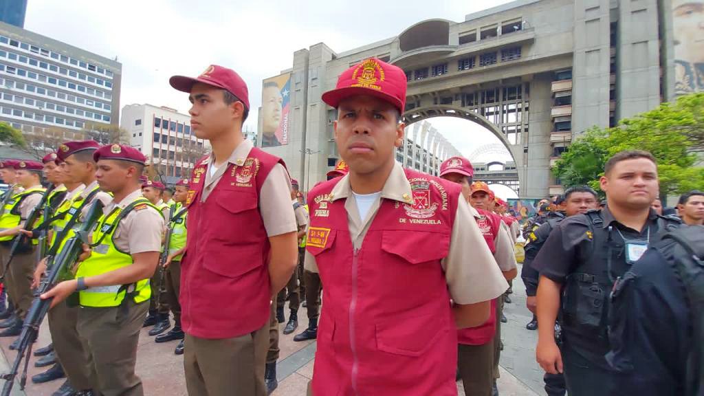 Redi_andes's tweet photo. RT || GJ @dhernandezlarez #FANB inicia despliegue junto a los #OSC a lo largo de todo el territorio nacional, en ejecución de la orden de operaciones “Semana Santa Segura 2023”, con el fin de brindar paz y sosiego  a la población venezolana.  
#EscudoBolivariano2023 https://t.co/MrqsjQQuXh