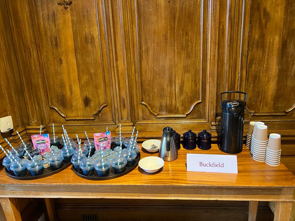 🧁It's a staff INSET day today at Sherfield and our staff are in their house meetings with some house colour themed treats - now we can tell what house they are in from the colour of their tongues! 
#SherfieldHouses #SherfieldStaff