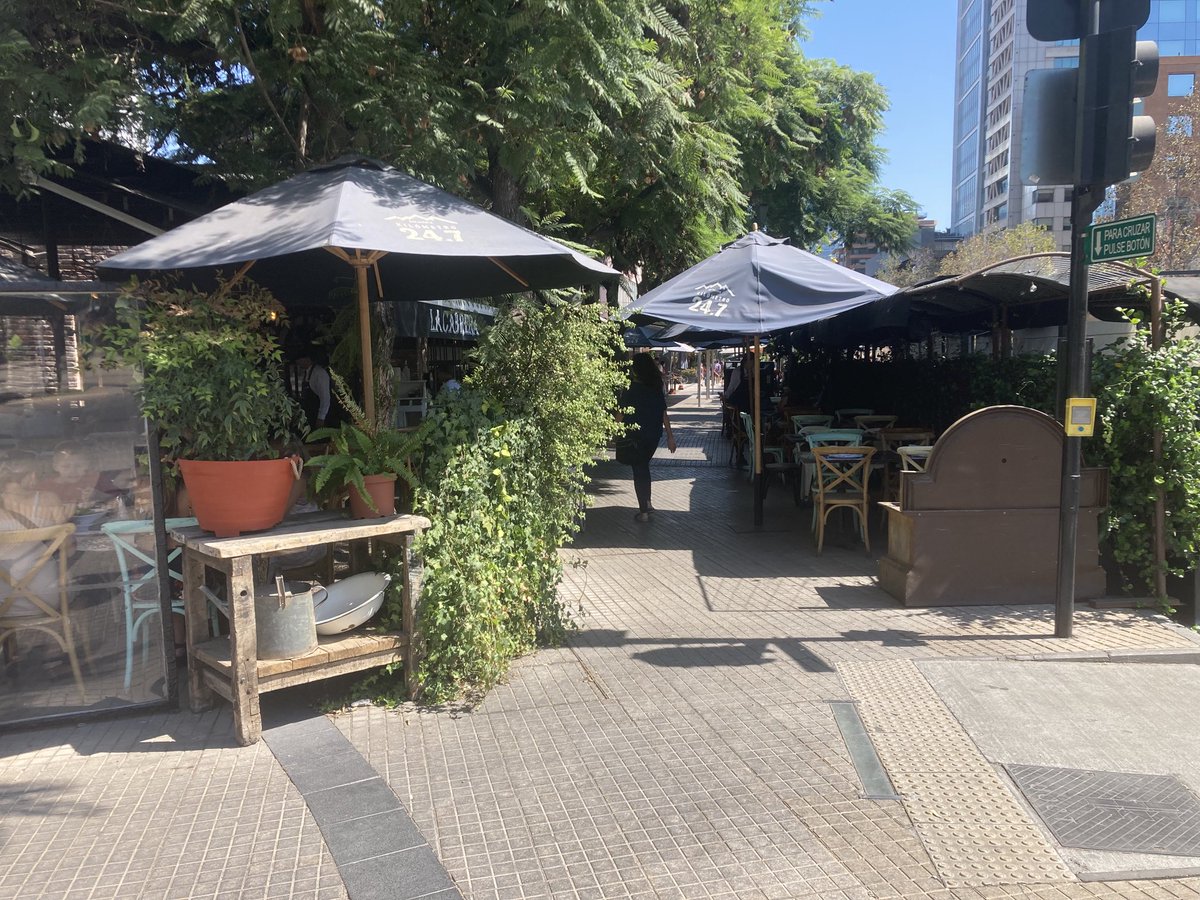 CarlosV98215464's tweet photo. @danielapenaloza Sra Alcaldesa, hasta cuando tendremos que soportar la calle y veredas de Isidora Goyenechea tomadas por los restaurantes. Piense en los vecinos de Las Condes y conductores que queremos transitar libres por el sector ⁦@isidoraalcalde⁩ . https://t.co/UA8cYdatZs